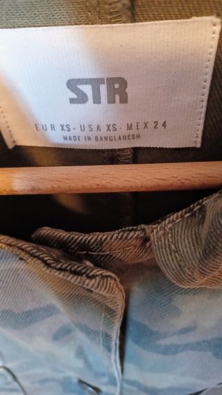 Chaqueta Stradivarius camuflaje XS