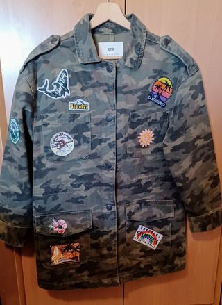 Chaqueta Stradivarius camuflaje XS