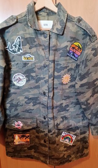 Chaqueta Stradivarius camuflaje XS