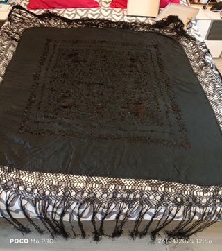 Mantón de Manila bordado