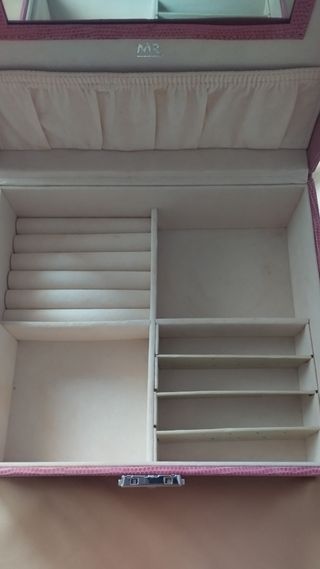 Joyero con muchos departamentos