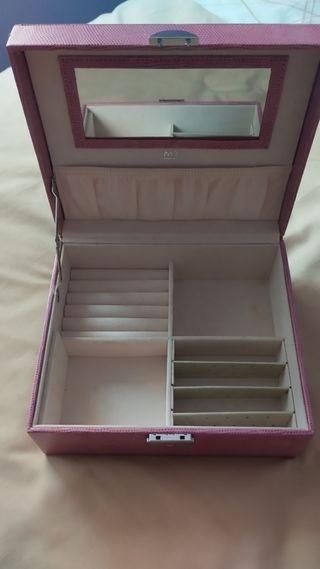 Joyero con muchos departamentos