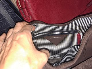 Bolsos (Uno de Tommy Hilfiger) y variados