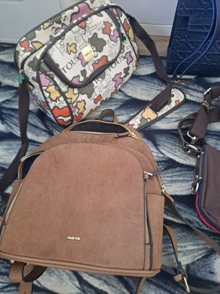 Bolsos (Uno de Tommy Hilfiger) y variados