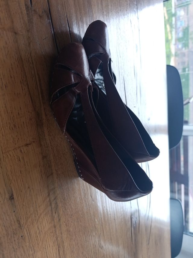 Zapatos cuña Vialis marrones