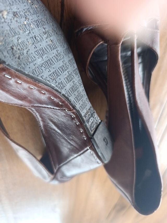 Zapatos cuña Vialis marrones