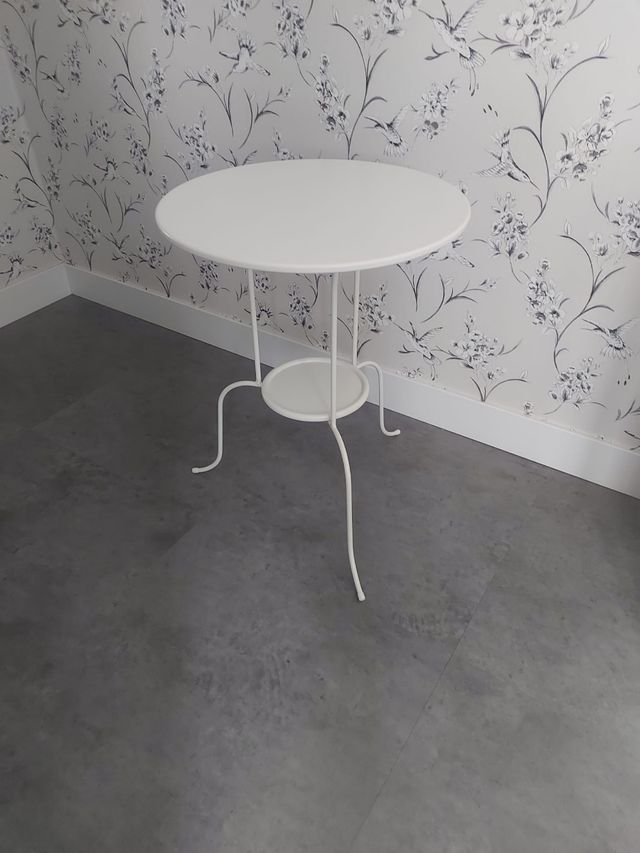 Mesa blanca metal - Decoración