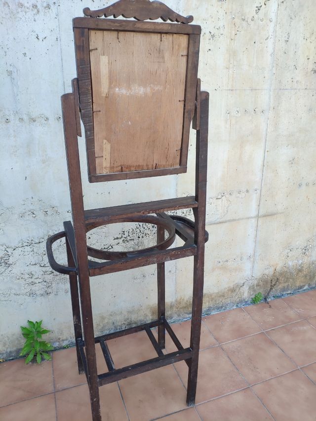 Palanganero antiguo con espejo