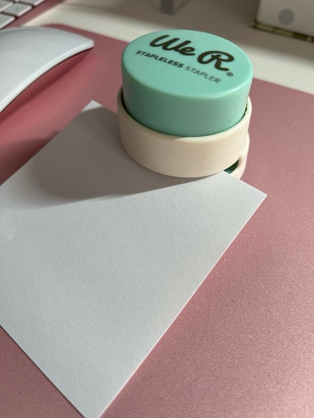 Grapadora sin grapas.
