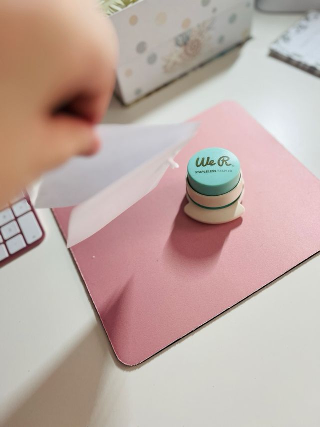 Grapadora sin grapas.
