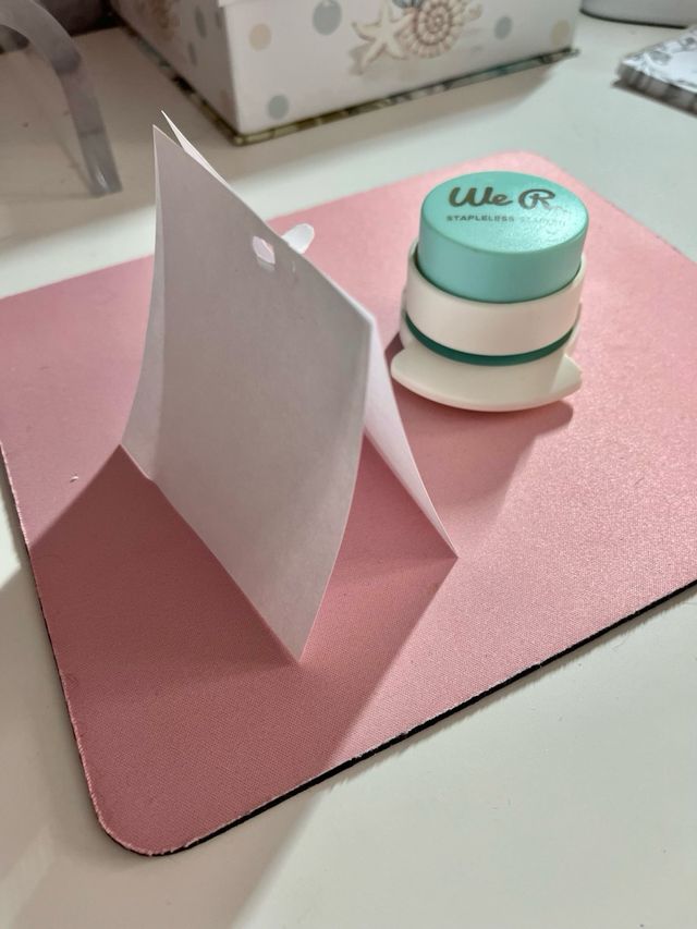 Grapadora sin grapas.
