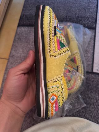 Zapatos Bordados Amarillos