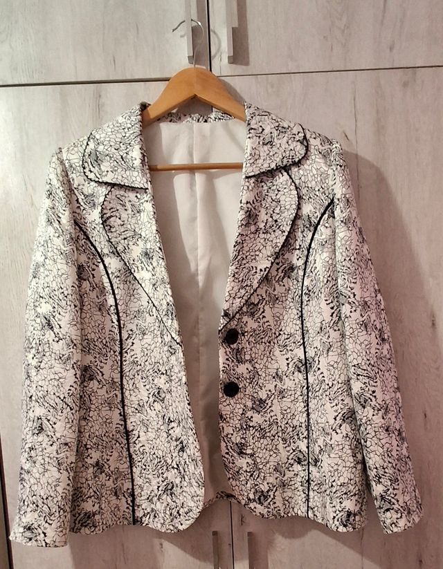 Blazer americana blanca con estampado negro