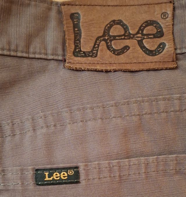 Pantalones chinos de hombre marrones marca Lee