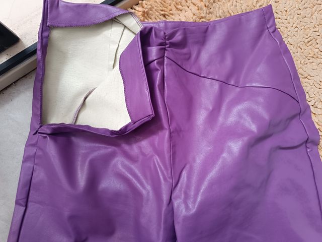 Pantalones polipiel morados