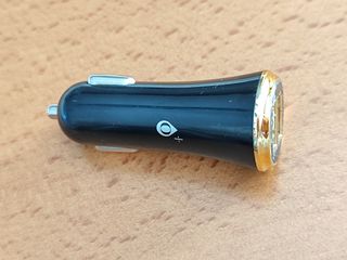 Carregador de telemóvel para automóvel