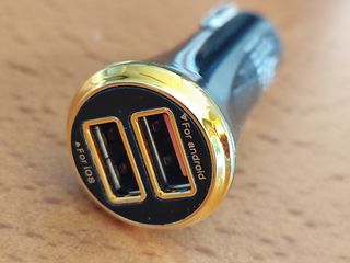 Carregador de telemóvel para automóvel