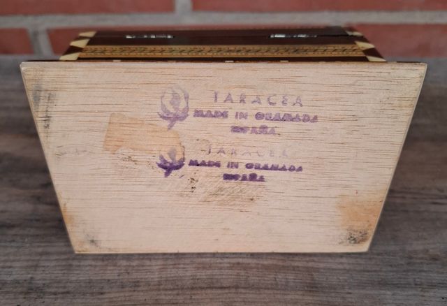 Cofre taracea madera multicolor