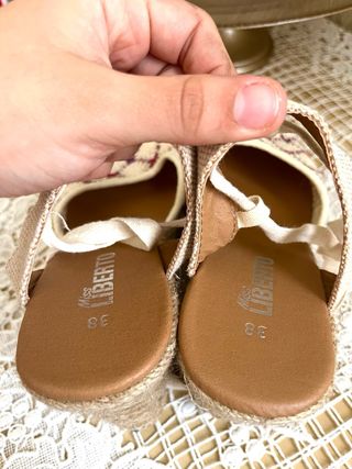 Sandalias cuña beige-rojo