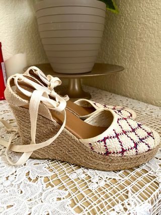 Sandalias cuña beige-rojo