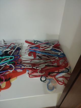 Perchas de plástico multicolor