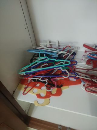 Perchas de plástico multicolor