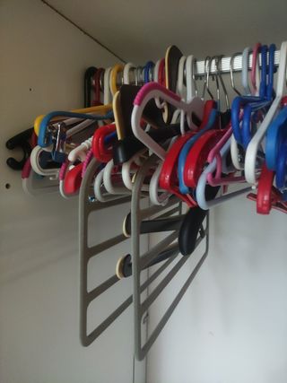 Perchas de plástico multicolor