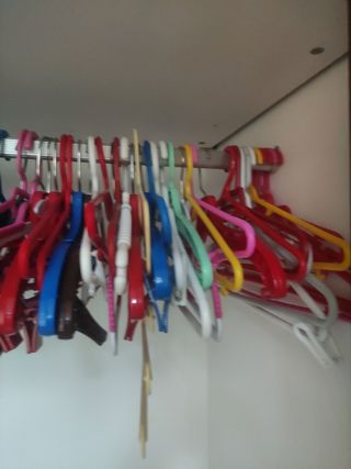 Perchas de plástico multicolor