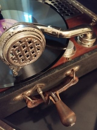 Gramola antigua en caja-maleta asa cuero