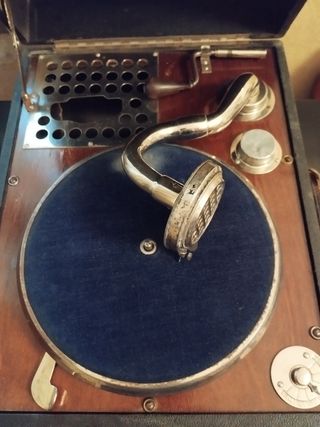 Gramola antigua en caja-maleta asa cuero