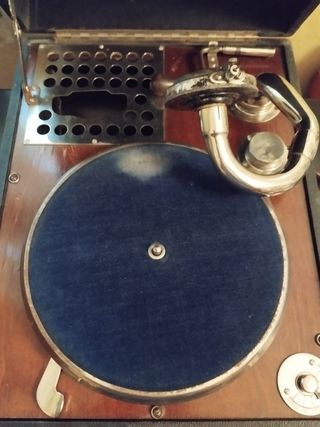 Gramola antigua en caja-maleta asa cuero