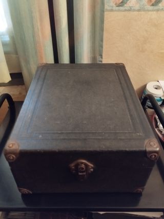 Gramola antigua en caja-maleta asa cuero