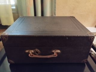 Gramola antigua en caja-maleta asa cuero