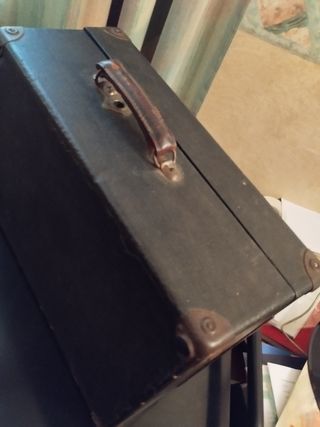 Gramola antigua en caja-maleta asa cuero
