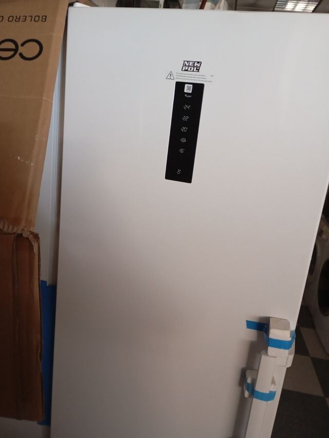 Congelador vertical New Pol nuevo