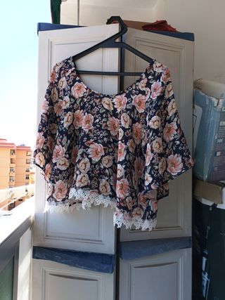 Top corto floral hombros descubiertos