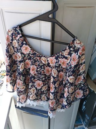 Top corto floral hombros descubiertos