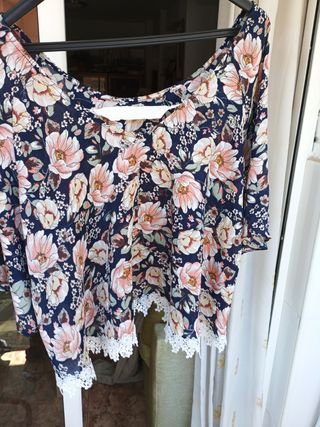 Top corto floral hombros descubiertos