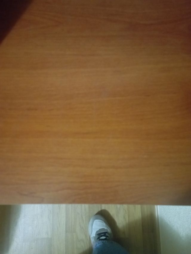 Estantería color nogal.