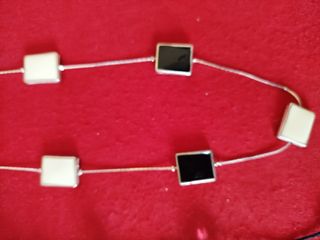 collares largos blanco /negro y pendientes variado