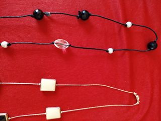 collares largos blanco /negro y pendientes variado