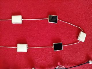 collares largos blanco /negro y pendientes variado