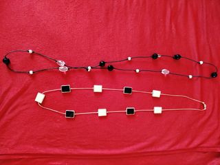 collares largos blanco /negro y pendientes variado