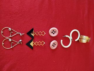 collares largos blanco /negro y pendientes variado