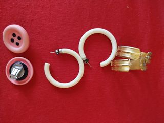 collares largos blanco /negro y pendientes variado