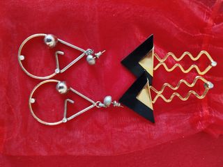 collares largos blanco /negro y pendientes variado