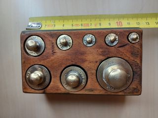 Pesas francesas antiguas en soporte madera verde