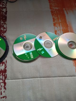 26 CDs vírgenes. Diferentes marcas y capacidades.