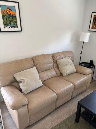 Sofá de piel beige reclinable
