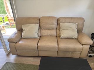 Sofá de piel beige reclinable